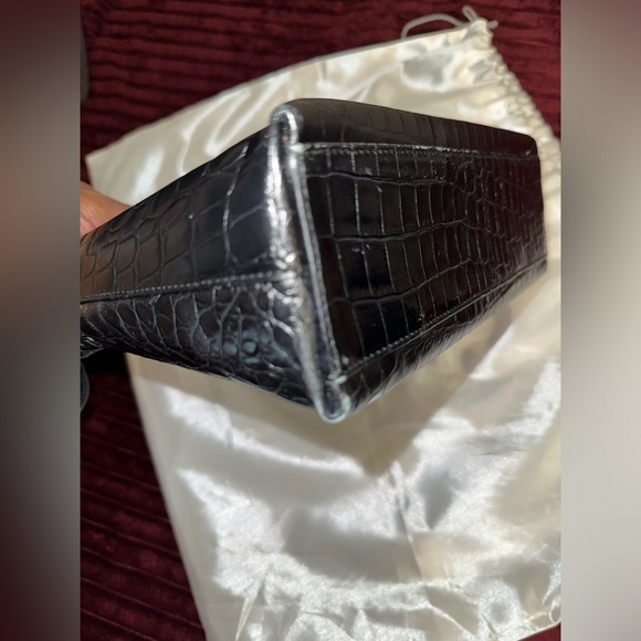 Salvatore Ferragamo Vara Croc Embossed Shoulder Bag - Picture 8 of 16